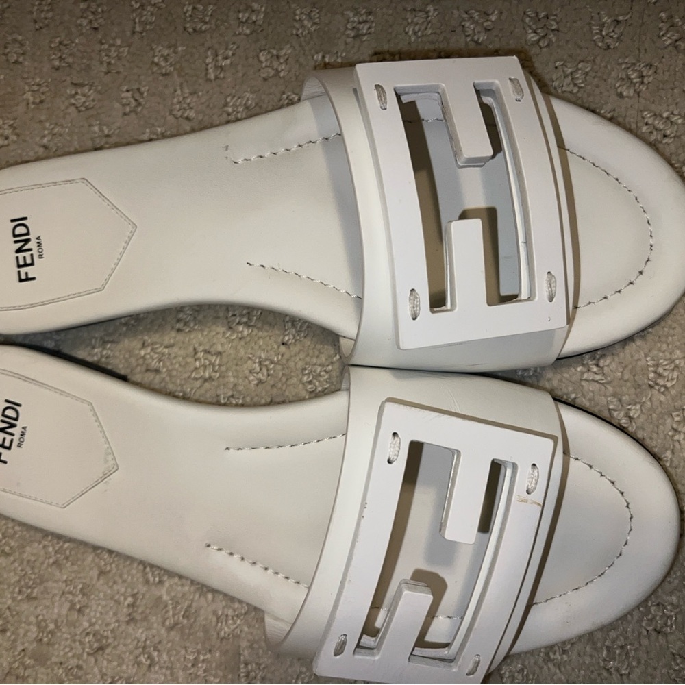 Fendi FF leather slides mule in white. Size 36 1/2
